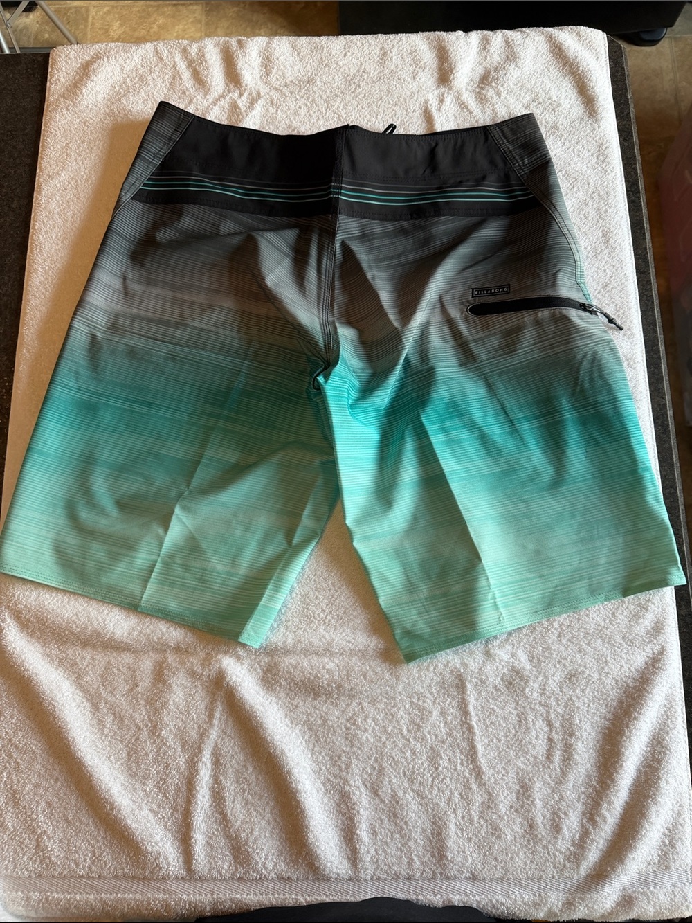 Billabong Men's Teal to Charcoal Gradient Board Shorts - Picture 2 of 2